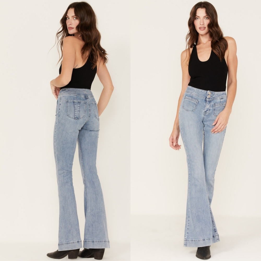 Shyanne Women's Light Wash High Rise Flare Jeans Size 32